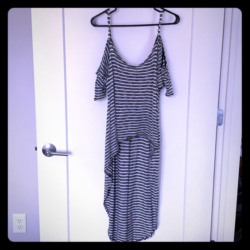 Hardly worn butterfly sleeve high low top!